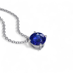 قلادة الياقوت الأزرق لها