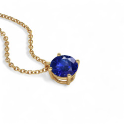 قلادة الياقوت الأزرق لها