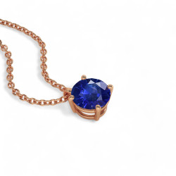 قلادة الياقوت الأزرق لها