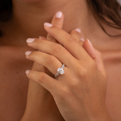 Carmen Engagement Ring | 18K Gold and Natural Diamonds
