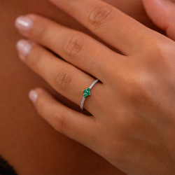 Lola Emerald Ring – 18K Gold and Natural Diamonds l Celinni