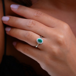 خاتم Line بياقوت أزرق – ذهب عيار 18 قيراط وألماس طبيعي