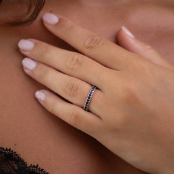 Anillo Diamantes Negros Isaure – Oro de 18K y Diamantes Naturales