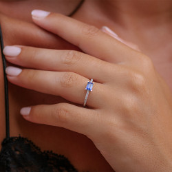 Anillo Zafiro Azul Jeanne – Oro de 18K y Diamantes Naturales