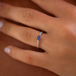 Lina Blue Sapphire Ring – 18K Gold and Natural Diamonds