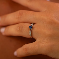 Anillo Zafiro Azul Lara – Oro de 18K y Diamantes Naturales