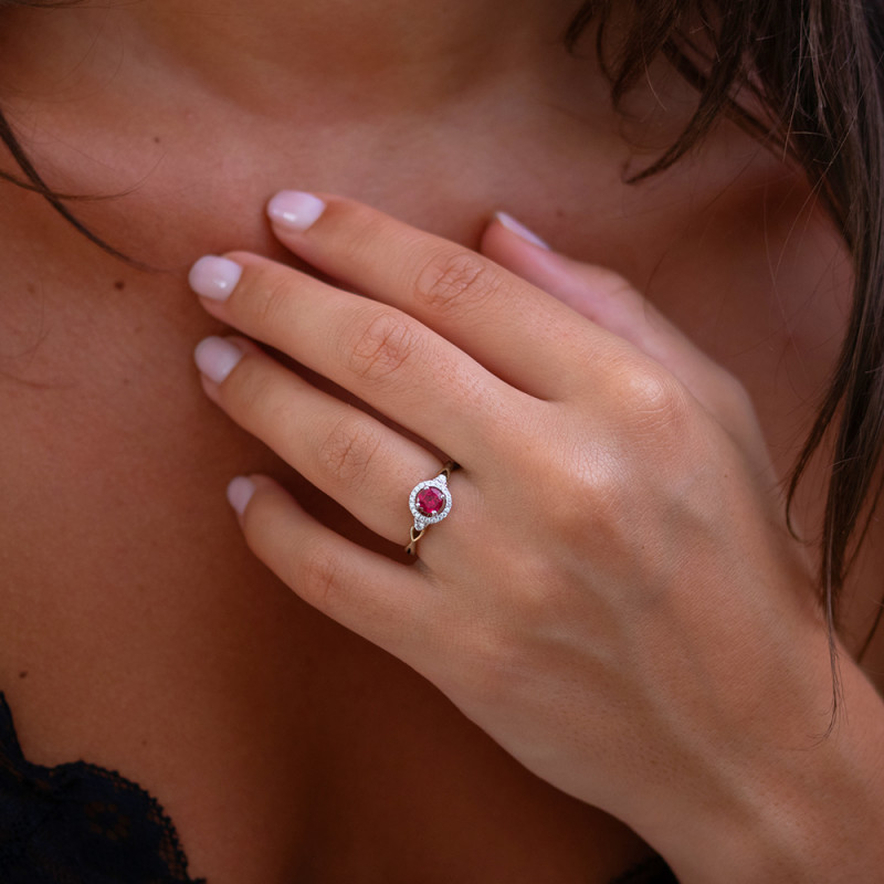 Bague Alliance Exceptionnelle En Or Blanc 18K (750) Avec Rubis Et Diamants - Taille 52