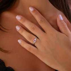 Anillo Rubí Redondo Zahra – Oro de 18K y Diamantes Naturales