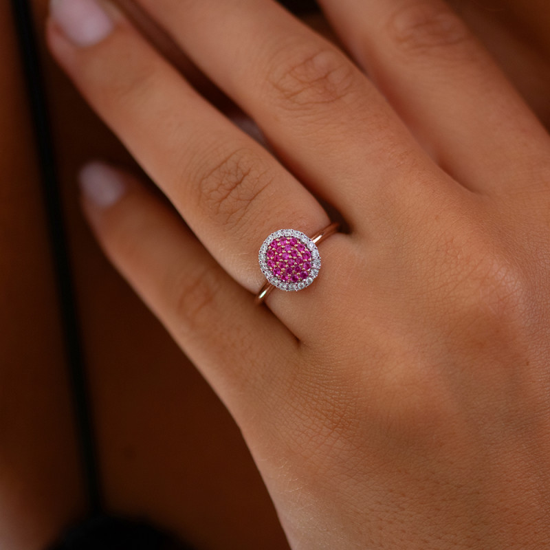 Robijn solitaire ring met pavé zetting en halo van natuurlijke diamanten op een roségouden ring, frontaal zicht