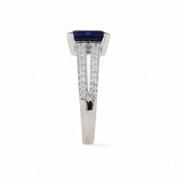 Marthe Blue Sapphire Ring – 18K Gold and Natural Diamonds