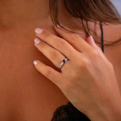 خاتم Lise بياقوت أزرق – ذهب عيار 18 قيراط وألماس طبيعي