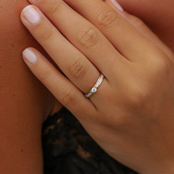 Anillo Cecile – Solitario en Oro de 18K y Diamantes Naturales