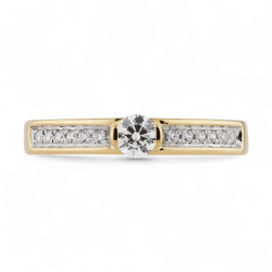 Cecile Ring – 18K Gold Solitaire with Natural Diamonds
