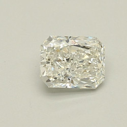 الماس بشكل مشع بوزن 0.7 قيراط