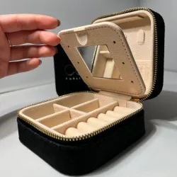 A jewelry box offered with your Celinni order