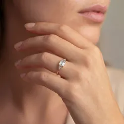 Ring Eméra mit Smaragdschliff-Diamant und Pavé in 18K Gold