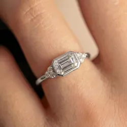 Anillo Eméra con diamante talla esmeralda pavé en oro 18K
