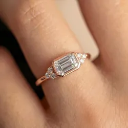 Ring Eméra mit Smaragdschliff-Diamant und Pavé in 18K Gold