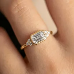 Ring Eméra mit Smaragdschliff-Diamant und Pavé in 18K Gold