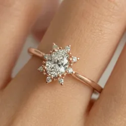 Noah Oval Diamond Halo Pavé Ring in 18K Gold - Celinni