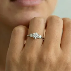 Anillo de compromiso Genny con diamante central en oro 18K