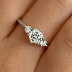 Anillo de compromiso Genny con diamante central en oro 18K