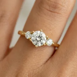 Verlobungsring Genny mit zentralem Diamant aus 18K Gold