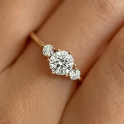 Anillo de compromiso Genny con diamante central en oro 18K