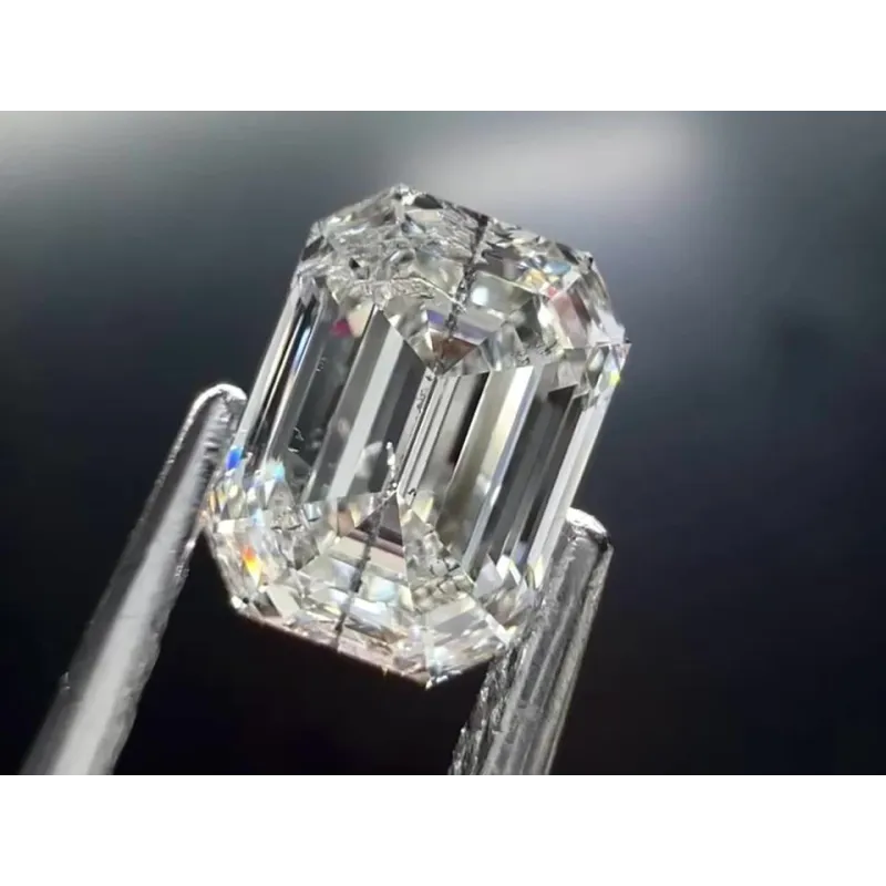 0.9-Carat EMERALD Shape Diamond