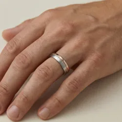 خاتم زواج Vibration من الذهب عيار 18 ثنائي اللون بعرض 4 مم
