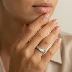 Axiale Trouwring 18K Goud – Sculpturaal & Getextureerd Design