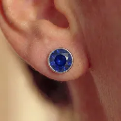Ronde blauwe saffier oorbellen Reine in 18K goud of platina