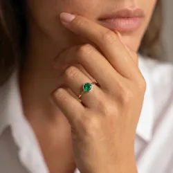 Anillo solitario Chloe – Oro 18K y esmeralda natural