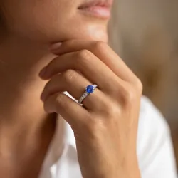 Mon Amour Solitär mit natürlichem blauem Saphir – 18K Gold