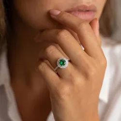 Ring Ma Vie Double Halo – 18K goud en natuurlijke smaragd