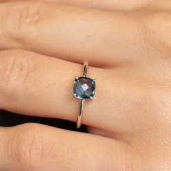Anillo de topacio azul tratado en oro blanco 18K – Celinni