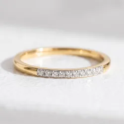 Feiner Pavé-Halbring aus 18K Gold oder Platin | Celinni