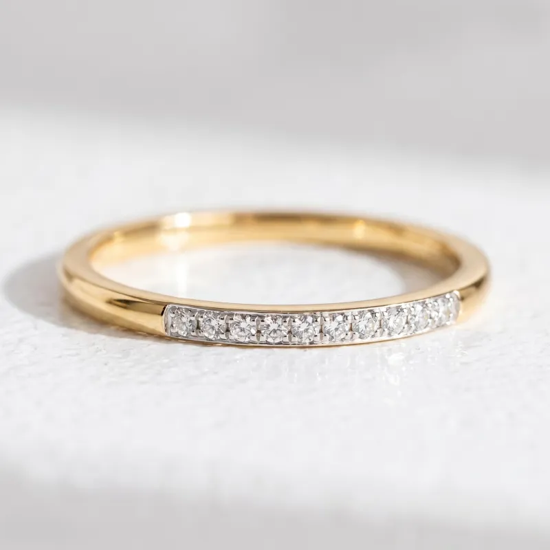 Bague Demi-jonc Pavé Fin en Or 18K ou Platine