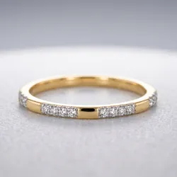 Feiner Ring mit drei Pavés aus 18K Gold oder Platin Celinni