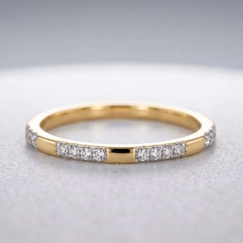 Bague Jonc Fin Trois Pavés en Or 18K ou Platine