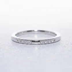 Bague Jonc Fin Trois Pavés en Or 18K ou Platine | Celinni