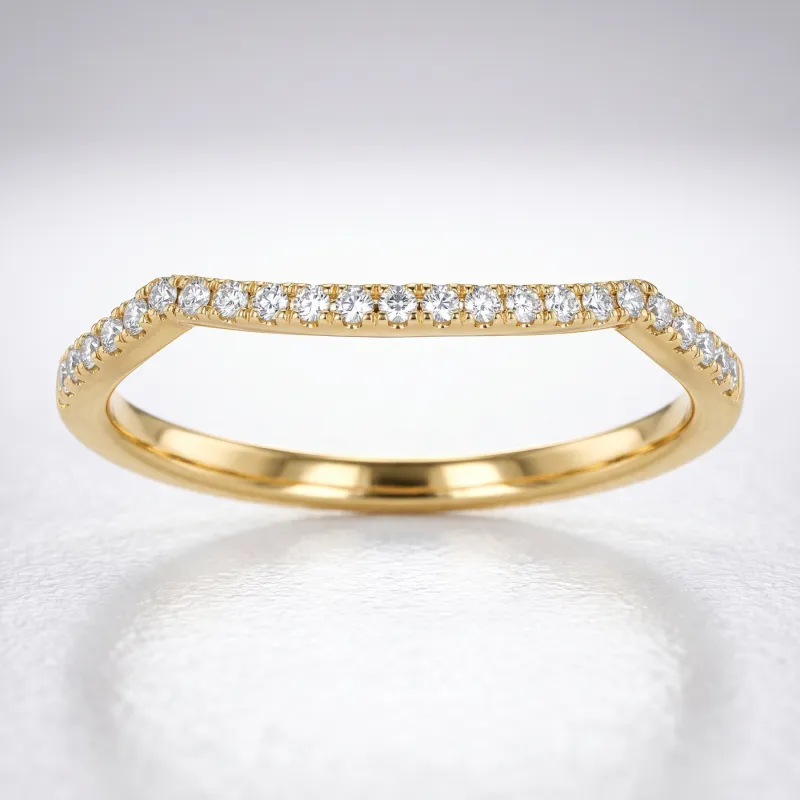 Bague Demi-jonc Chevron Pavé en Or 18K ou Platine