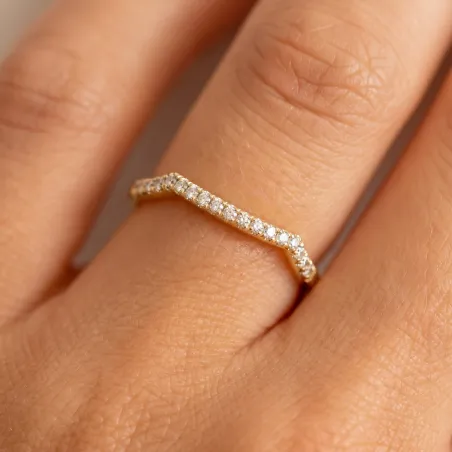Chevron-Halbring mit Pavé aus 18K Gold oder Platin