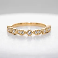 Milgrain-Ring mit Navette-Diamanten aus 18K Gold oder Platin