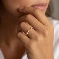 Bague Demi-alliance Chevron en Or 18K ou Platine | Celinni
