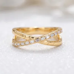 Anillo Cruzado con Diamantes Baguette en Oro de 18K Celinni
