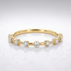 Ring mit versetzten Diamanten aus 18K Gold oder Platin