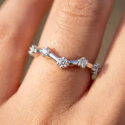 Bague Chevron Diamants Griffes en Or 18K ou Platine