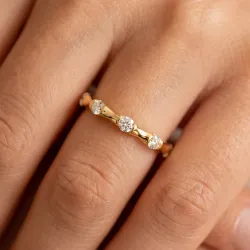 Bague Jonc Fin Semé de Diamants en Or 18K ou Platine