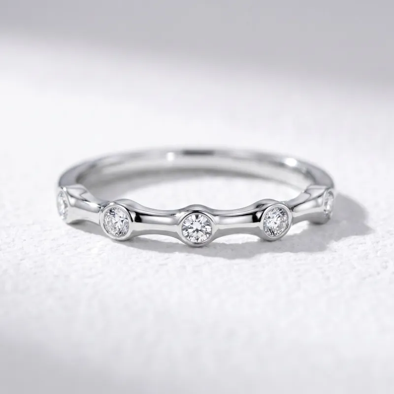 Bague Jonc Fin Semé de Diamants en Or 18K ou Platine